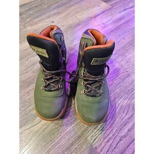 Colombia womens Newton Ridge™ Plus II Waterproof Hiking Boot sz 7